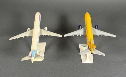 Deux maquettes d'avions en plastique assemblées...