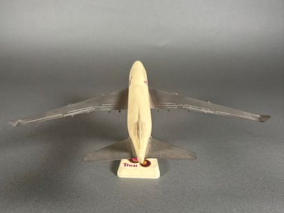 Trois maquettes en plastique assemblées dont...