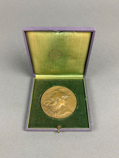 Médaille en bronze patinée représentant la...