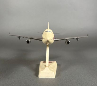 Trois maquettes en plastique assemblées dont...