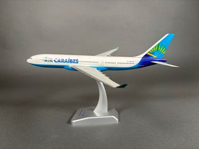 Trois maquettes en plastique assemblées dont...