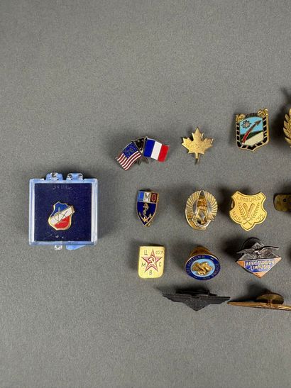 Réunion de pin's, épinglettes, pinces, broches,...