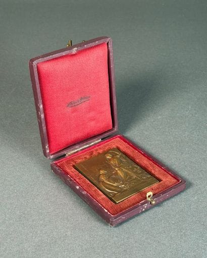 Médaille rectangulaire en bronze patiné,...