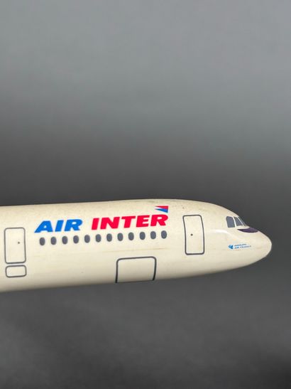 Deux maquettes d'avions en plastique assemblées...