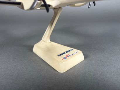 Trois maquettes en plastique assemblées dont...