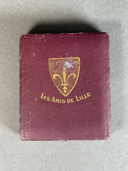 Médaille rectangulaire en bronze patiné,...
