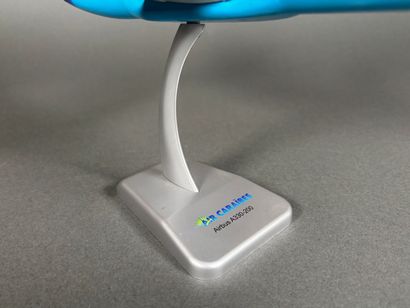 Trois maquettes en plastique assemblées dont...
