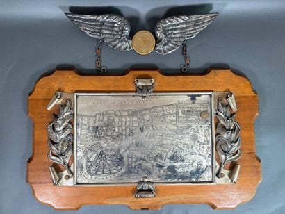 Plaque commémorative en métal argenté représentant...