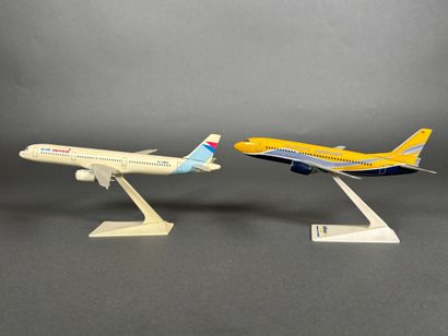 Deux maquettes d'avions en plastique assemblées...