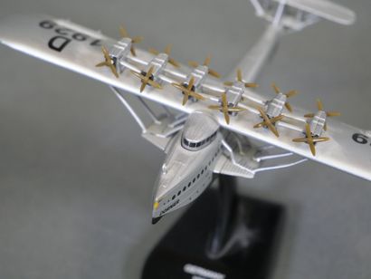 Quatre avions miniatures : Dornier Do-X en...