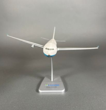 Trois maquettes en plastique assemblées dont...