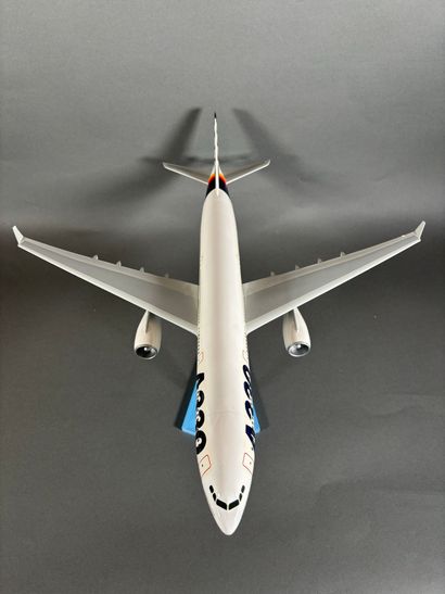 Maquette Airbus en résine aux couleurs Airbus...