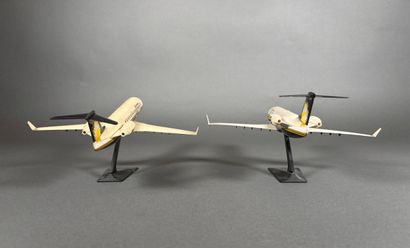 Deux maquettes Canadair Regional JET en plastique...