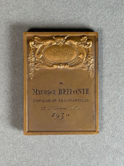 Médaille rectangulaire en bronze patiné,...