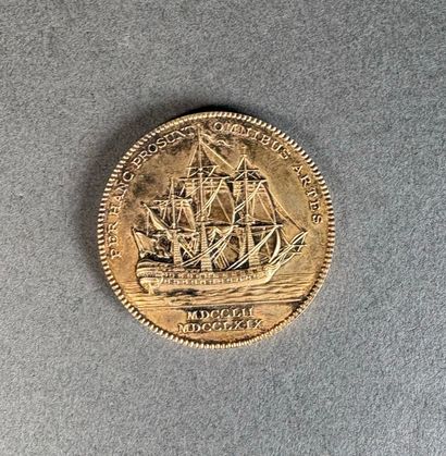 Médaille en vermeil représentant un navire...