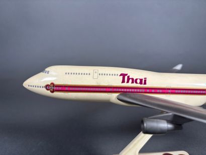 Trois maquettes en plastique assemblées dont...