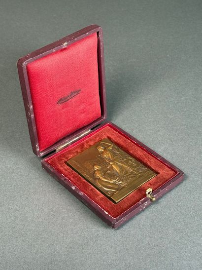 Médaille rectangulaire en bronze patiné,...