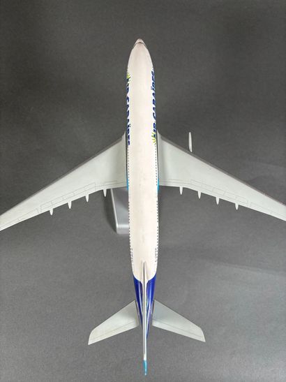 Trois maquettes en plastique assemblées dont...