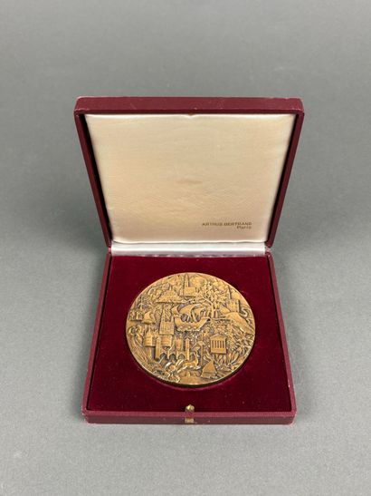 Médaille en bronze patiné du Tourning club...