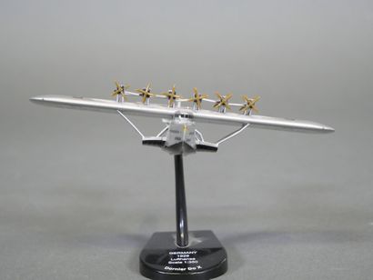 Quatre avions miniatures : Dornier Do-X en...