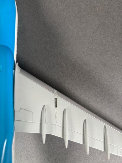 Trois maquettes en plastique assemblées dont...