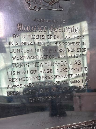 Plaque commémorative en métal argenté partiellement...