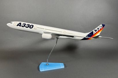 Maquette Airbus en résine aux couleurs Airbus...