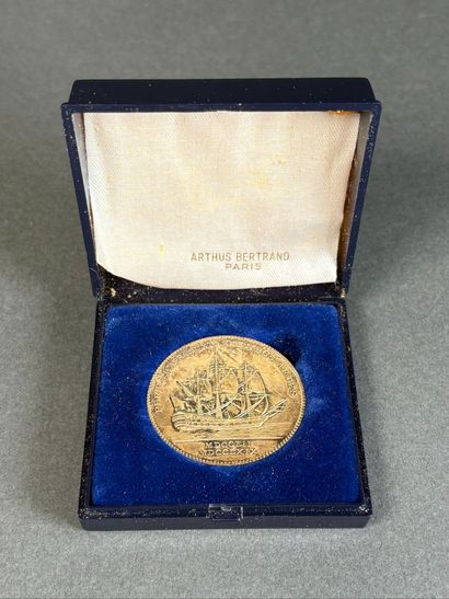 Médaille en vermeil représentant un navire...