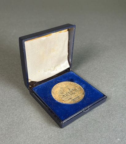 Médaille en vermeil représentant un navire...
