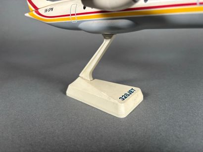 Deux maquettes en plastique 328JET et Bombardier...