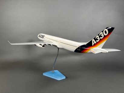 Maquette Airbus en résine aux couleurs Airbus...