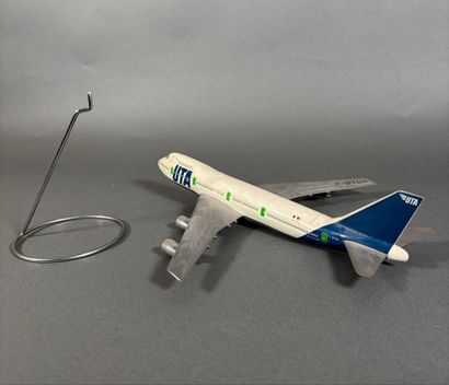 Boeing 747, maquette en plastique aux couleurs...