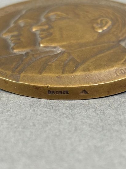 Médaille en bronze patiné aux profils de...