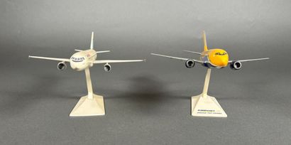 Deux maquettes d'avions en plastique assemblées...