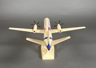 Trois maquettes en plastique assemblées dont...