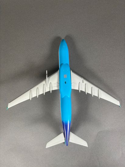 Trois maquettes en plastique assemblées dont...