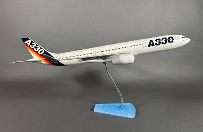 Maquette Airbus en résine aux couleurs Airbus...