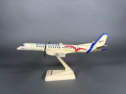 Trois maquettes en plastique assemblées dont...