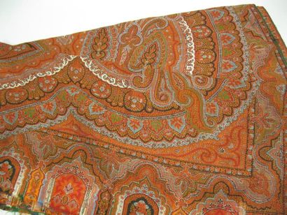 Grand chale à motifs cachemire. 320 x 155...