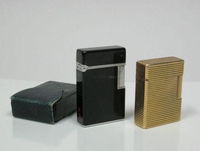 Deux briquets DUPONT: l'un en métal doré...