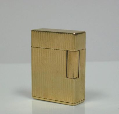 Briquet Dupont en or jaune à décor rainuré....