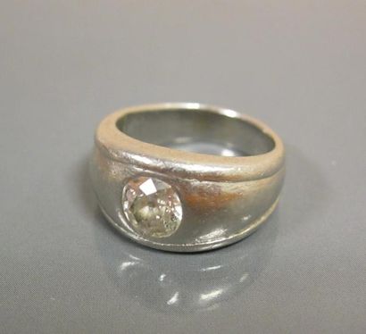 Bague jonc en platine, ornée d'un diamant...