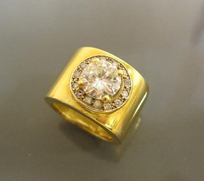 Bague large anneau en or jaune 18K, ornée...