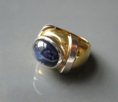 Bague ornée d'un saphir cabochon, la monture...