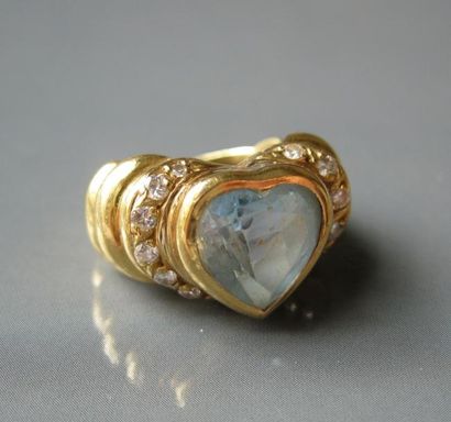 Bague en or jaune 18K, ornée d'une aigue-marine...