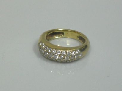 Bague jonc en or jaune pavée de brillants....
