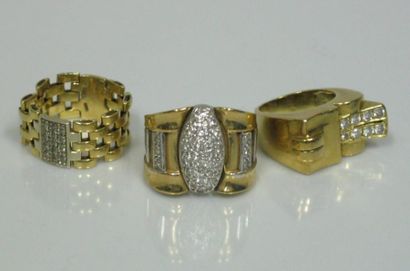 Trois bagues en or jaune: 1/ Bague en or...