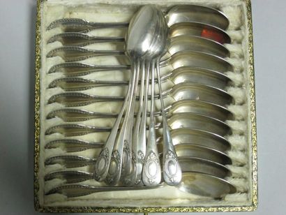 Ensemble de 12 cuillères en argent style...