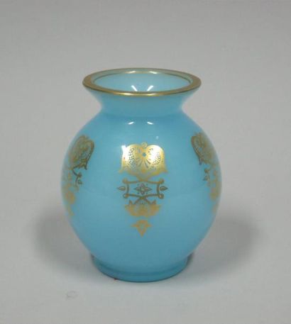 BACCARAT
Petit vase en opaline bleue et doré....