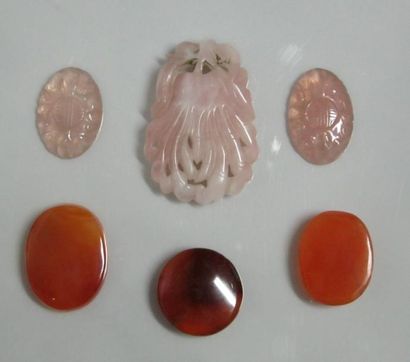 Pendentif en quartz rose sculpté en forme...